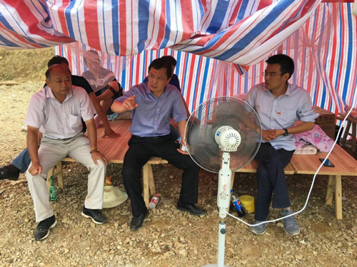黄亚东同志在防汛点检查工作网站用.jpg