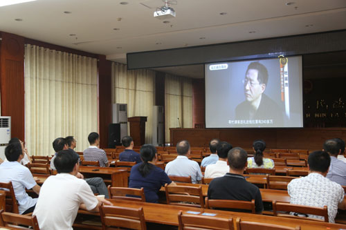 与会人员集中观看严肃换届纪律警示片.JPG