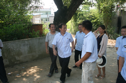 法院党员走访笔架寨村群众.JPG