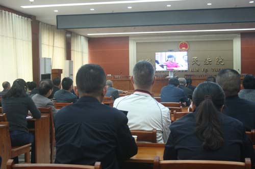 收看报告会.JPG