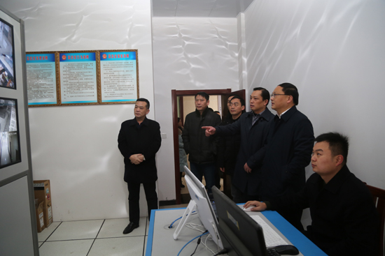 我院安保人员向刘斌书记演示视频监控系统.JPG