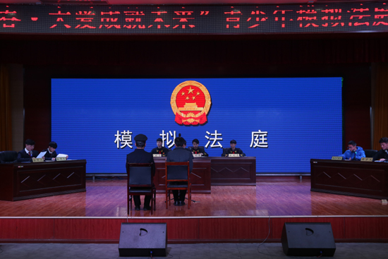 模拟法庭开得有模有样.JPG