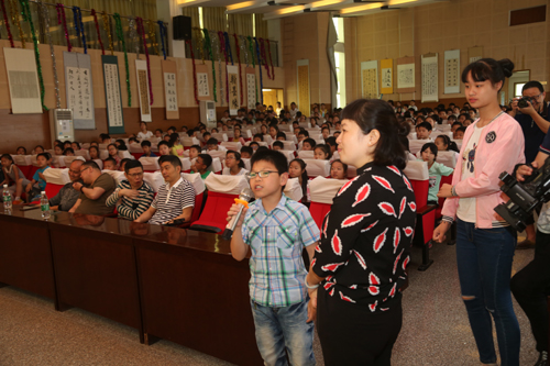 3二小学生踊跃回答问题.JPG