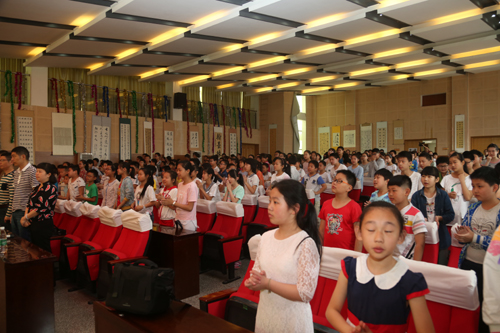 4市二小师生鼓掌感谢我院干警的表演.JPG